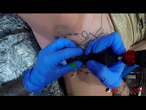 ❤️ Ekstremt tatovert hottie Sully Savage tok en tatovering på klitoris ☑ Sludder hos oss ❌️❤